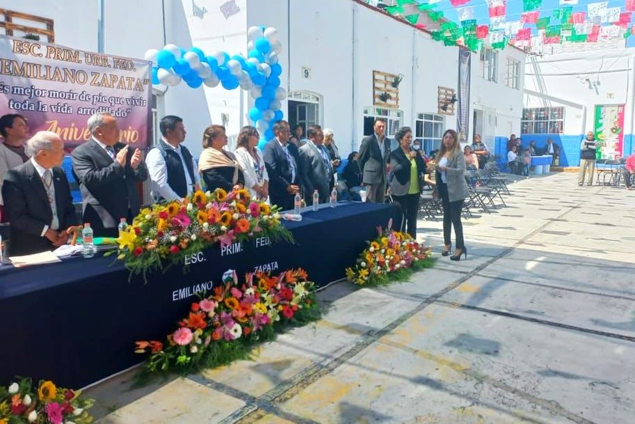 Dona Salvador Santos Cedillo placa conmemorativa  y apoyo económico a primaria 'Emiliano Zapata'